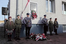Tablica upamiętniająca Piwowarczyków została umieszczona na budynku łowickiej komendy policji.