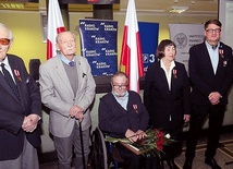 Opowiadają nieustannie o tym, co przeżyli: Karol Tendera (pierwszy z lewej), Stanisław M. Jankowski (trzeci z lewej), Aleksandra Szemioth i Ryszard Majdzik.