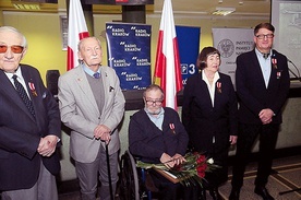 Opowiadają nieustannie o tym, co przeżyli: Karol Tendera (pierwszy z lewej), Stanisław M. Jankowski (trzeci z lewej), Aleksandra Szemioth i Ryszard Majdzik.