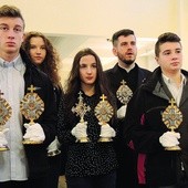 Młodzi z Leśnej z parafialnymi skarbami – relikwiarzami apostołów na Korowodzie Świętych w Bielsku-Białej.