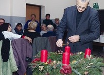 – Z radością i szczerym sercem zapalam światło, symbol Chrystusa  – powiedział pastor Dariusz Lik.