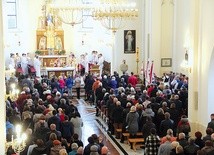 Piękne wnętrze rozbudowywanej świątyni w przyszłości wzbogaci się o „kolejowy” witraż.