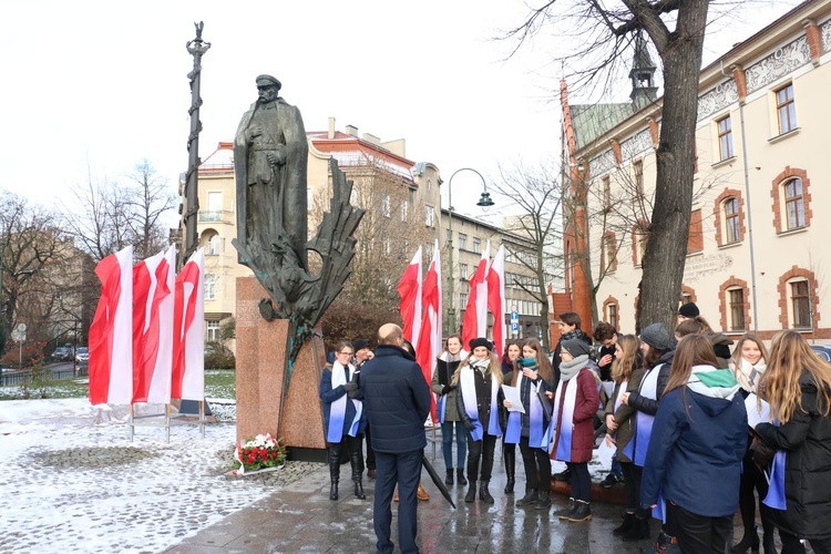 Uczniowie uczcili pamięć marszałka Józefa Piłsudskiego