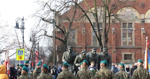 Uczniowie uczcili pamięć marszałka Józefa Piłsudskiego