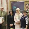 Opiekunki z Przedszkola nr 2 w Radomiu odebrały tytuł SuperMistrza LOP i puchar. Z prawej Elżbieta Molenda, prezes Zarządu Okregu LOP w Radomiu.