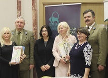 Opiekunki z Przedszkola nr 2 w Radomiu odebrały tytuł SuperMistrza LOP i puchar. Z prawej Elżbieta Molenda, prezes Zarządu Okregu LOP w Radomiu.