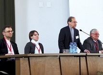 Prowadzącym podczas pierwszej części konferencji był ks. dr hab. Adam Maj z KUL. Od lewej: ks. Wojciech Wojtyła, Dorota Gonigroszek, ks. Adam Maj i ks. Sławomir Fundowicz.