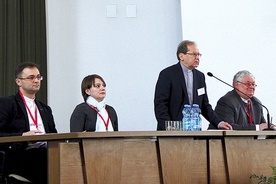 Prowadzącym podczas pierwszej części konferencji był ks. dr hab. Adam Maj z KUL. Od lewej: ks. Wojciech Wojtyła, Dorota Gonigroszek, ks. Adam Maj i ks. Sławomir Fundowicz.