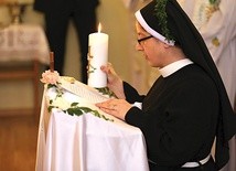 Siostra Kornelia złożyła śluby wieczyste na ręce przełożonej generalnej matki Klary Radczak.