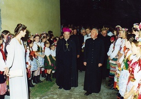 Ks. Mieczysław Porawski i bp Wacław Świeżawski podczas otwarcia KDK „Arka” w Racławicach.