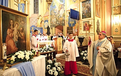 Odnowiony obraz Świętej Rodziny poświęcił biskup K. Nitkiewicz.