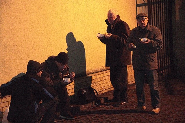 Bezdomnym smakuje krupnik, ale nieliczni gawędzą podczas posiłku.