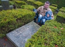 – Edward Kępiński miał 21 lat, gdy zginął – mówi Marcin Roszak. Na zdjęciu z synami Gabrielem i Michałem.
