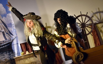 W drugiej części klerycy IV roku przedstawili sztukę kabaretową nawiązującą do "Piratów z Karaibów".