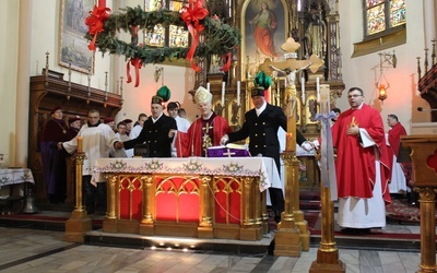 Na zakończenie uroczystości wszyscy zebrani w kościele odśpiewali pieśń, trzymając się za ręce. Na zdjęciu: bp Ignacy Dec, Andrzej Zibrow, Derek Lenartowicz, ks. Krzysztof Iwaniszyn.