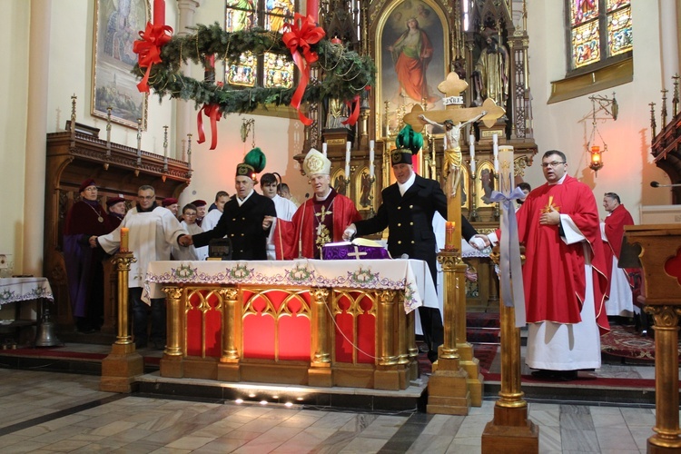 Na zakończenie uroczystości wszyscy zebrani w kościele odśpiewali pieśń, trzymając się za ręce. Na zdjęciu: bp Ignacy Dec, Andrzej Zibrow, Derek Lenartowicz, ks. Krzysztof Iwaniszyn.