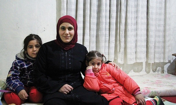 Amina z córkami  (mąż zginął w Syrii) uciekła do  Libanu. Nieobecny na zdjęciu syn wymaga pilnej operacji kręgosłupa. Idealni kandydaci do korytarza humanitarnego.