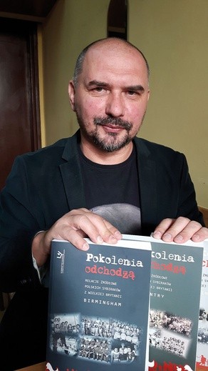 Prof. Hubert Chudzio jest dyrektorem Centrum Dokumentacji Zsyłek, Wypędzeń i Przesiedleń Uniwersytetu Pedagogicznego, którego siedziba znajduje się w Forcie Skotniki w Krakowie.