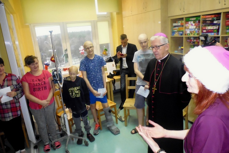 Spotkanie abp. Wiktora Skworca z dziećmi na oddziale onkologii w GCZD im. Jana Pawła II w Katowicach