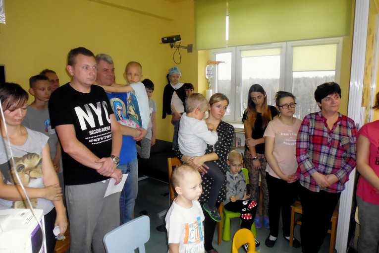 Spotkanie abp. Wiktora Skworca z dziećmi na oddziale onkologii w GCZD im. Jana Pawła II w Katowicach