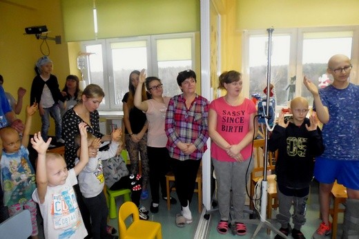 Spotkanie abp. Wiktora Skworca z dziećmi na oddziale onkologii w GCZD im. Jana Pawła II w Katowicach