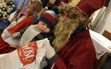 Tylko nieliczne dzieci mogły zrobić sobie zdjęcie ze św. Mikołajem