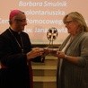 Abp Sławoj Leszek Głódź wręcza nagrodę "Samarytanin Roku 2017" Barbarze Smulnik