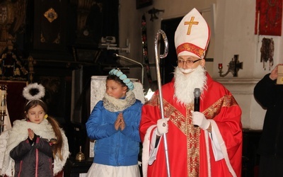 W Miedniewicach święty nie tylko rozdawał prezenty, ale także modlił się i śpiewał z dziećmi.