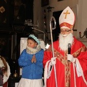 W Miedniewicach święty nie tylko rozdawał prezenty, ale także modlił się i śpiewał z dziećmi.
