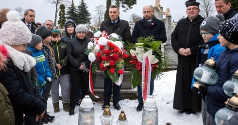 W Starym Ciepielowie znajduje się masowy grób ofiar terroru niemieckiego, gdzie zostały przeniesione szczątki zamordowanych. Tu złożono kwiaty, zapalono znicze i modlono się za dusze bohaterów