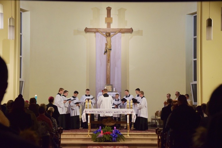 Akatyst wykonała schola alumnów, którą w tym roku pokierował diakon Jakub Kita