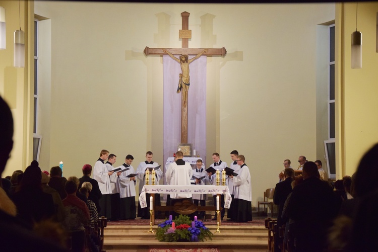 Akatyst wykonała schola alumnów, którą w tym roku pokierował diakon Jakub Kita