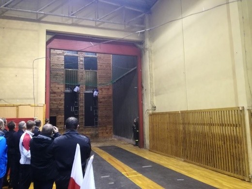 XXIII Międzynarodowy turniej we wspinaniu przy użyciu drabiny hakowej trwa od południa w Chorzowie