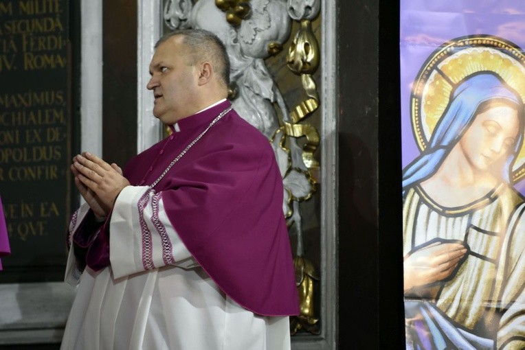 Nałożenie strojów kanonickich dwóm kapłanom diecezji