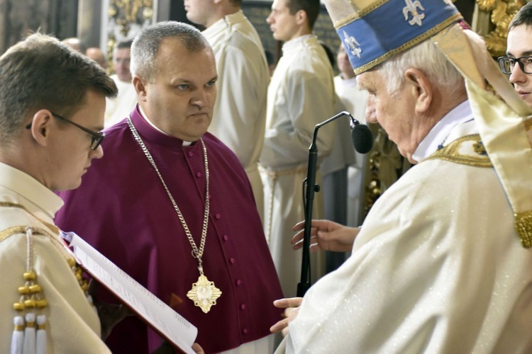 Nałożenie strojów kanonickich dwóm kapłanom diecezji