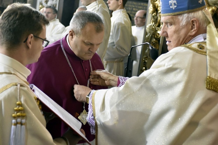 Nałożenie strojów kanonickich dwóm kapłanom diecezji