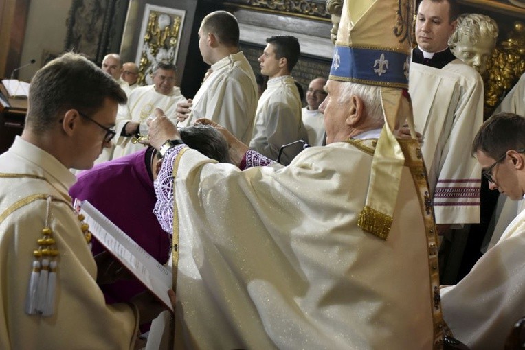 Nałożenie strojów kanonickich dwóm kapłanom diecezji