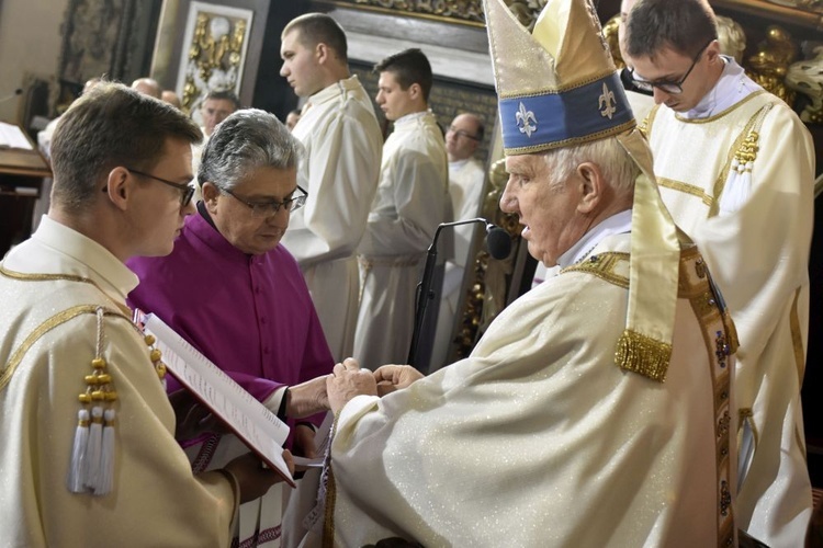 Nałożenie strojów kanonickich dwóm kapłanom diecezji