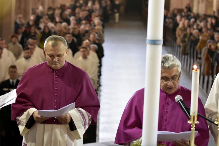 Nałożenie strojów kanonickich dwóm kapłanom diecezji