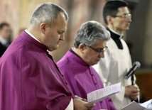 Nałożenie strojów kanonickich dwóm kapłanom diecezji