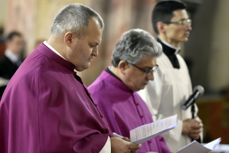 Nałożenie strojów kanonickich dwóm kapłanom diecezji