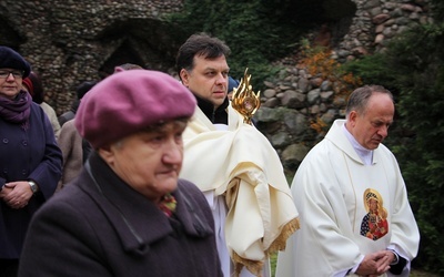 Ks. Piotr Sapiński niesie w procesji relikwiarz z cząstką włosów św. Maksymiliana Marii Kolbego. Obok idzie o. Ignacy Kosmana OFMConv