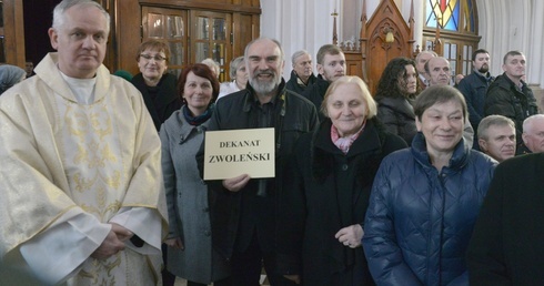 Przedstawiciele dekanatu zwoleńskiego odbierają różaniec i świecę na Jerycho Różańcowe.