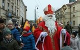 Za świętym Mikołajem szli mali i duzi.