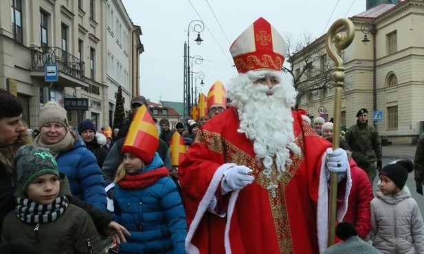 Za świętym Mikołajem szli mali i duzi.