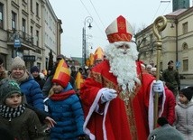 Za świętym Mikołajem szli mali i duzi.