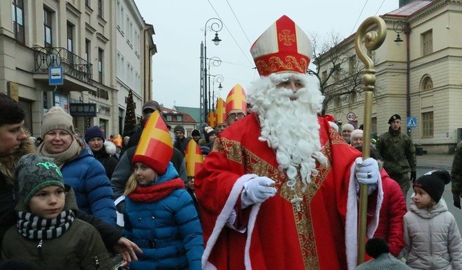 Za świętym Mikołajem szli mali i duzi.