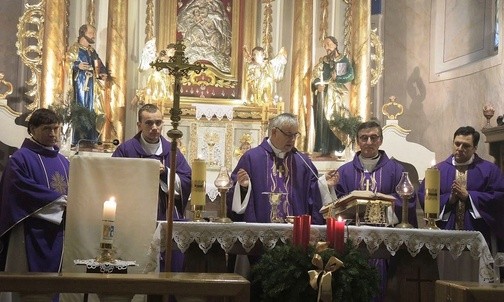 Duszpasterze z rejonu andrychowsko-kęckiego towarzyszyli swoim parafianom podczas rejonowego dnia współnoty