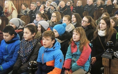 Dzieci, młodzież i małżonkowie razem podczas Mszy św. w kościele św. Jakuba w Rzykach