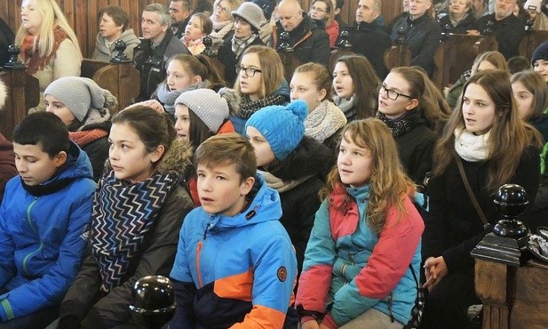 Dzieci, młodzież i małżonkowie razem podczas Mszy św. w kościele św. Jakuba w Rzykach